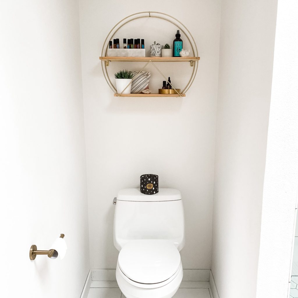 Buy here your toilet roll holder in porcelain !